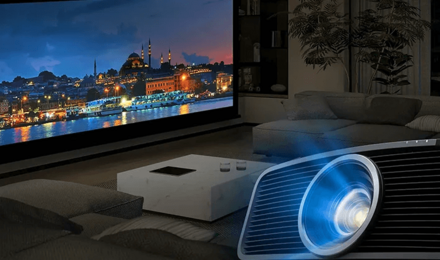 JVC präsentiert neue D-ILA Projektoren auf der CEDIA 2024
