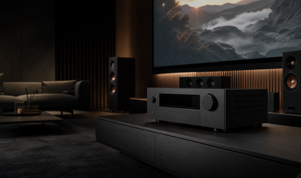 Yamaha RX300A und RX500A – Heimkino-Receiver Modernes Heimkino mit AV-Receiver, Lautsprechern und großformatiger Projektion in dunkler, filmischer Atmosphäre.